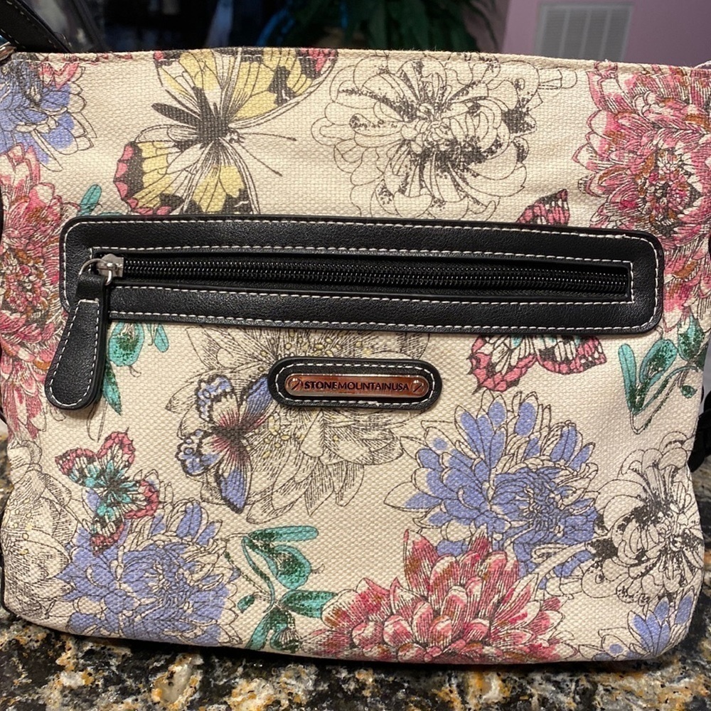 Womens Stone Mountain floral fabric multi color purse. EUC